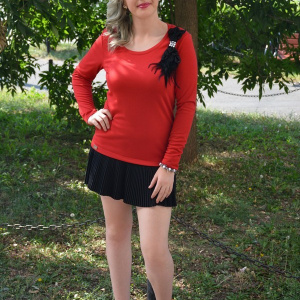 Rochie moderna, de culoare rosu-negru, cu pliuri