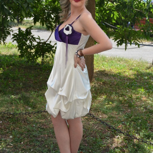 Rochie rafinata, din saten de culoare alba, scurta