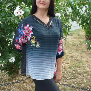 Bluza casual-elegant cu design de flori si dungi pe fond negru