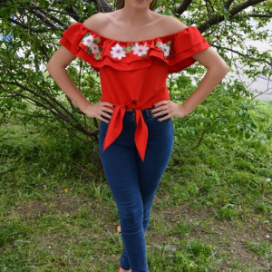 Bluza rosie cu talie scurta, decolteu pe umeri si broderie florala