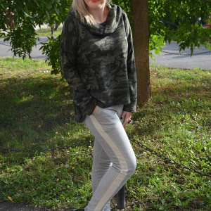 Bluza tinereasca tip sport, culoare verde inchis cu imprimeu chic