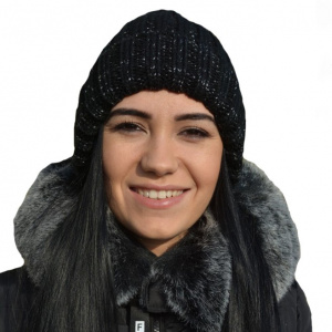 Caciula chic, simpla, de culoare neagra cu fir argintiu in tesatura