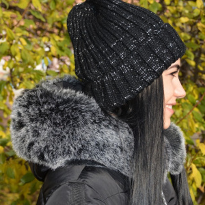 Caciula chic, simpla, de culoare neagra cu fir argintiu in tesatura