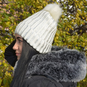 Caciula fashion de culoare alba cu design argintiu aplicat