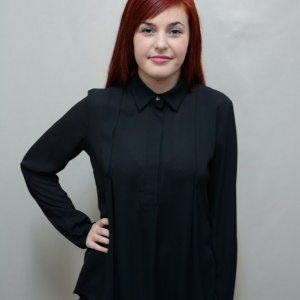 Camasa casual, de culoare neagra, cu pliseuri mari si croi evazat