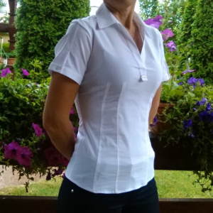 Camasa de culoare alba, fara nasturi cu decolteu in V petrecut