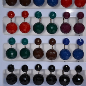 Cercel in tendinte cu cristale rotunde usor mate, nuante multicolore