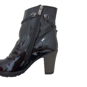Cizma moderna, din piele lacuita neagra,