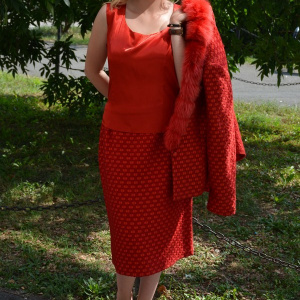 Costum elegant bej, gri, negru,rosu cu insertii de blanita