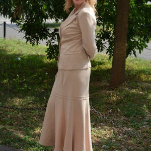Costum elegant , de culoare bej, dintr-un material rafinat
