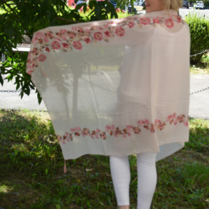 Esarfa rafinata cu broderie roz pe fond bej si franjuri pe capete