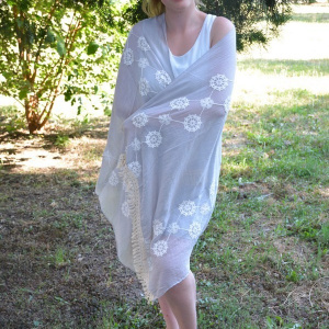 Esarfa rafinata cu franjuri, design de broderie crem pe fond gri