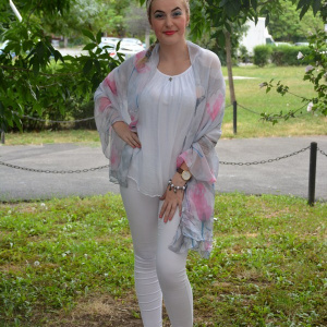 Esarfa tinereasca cu croi fashion, culoare gri cu flori colorate