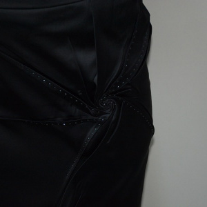 Fusta elegante , negre din satin cu fronseuri si cristale marunte