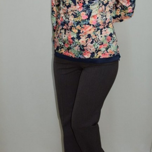 Pantalon lung , de culoare maro, cu un design clasic