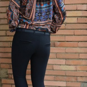 Pantalon modern cu croiala cambrata pe picior, nuanta bleumarin