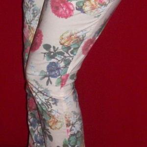 Pantaloni cu imprimeu interesant floral, multicolori