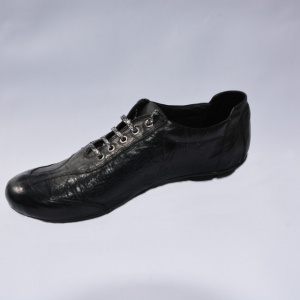 Pantofi sport, cu pietre mici si capse pe laterale