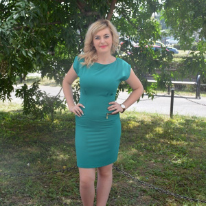 Rochie cambrata, de culoare turcoaz, cu detalii de fermoare