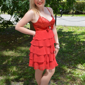 Rochie cu volanase din voal, culoare rosie