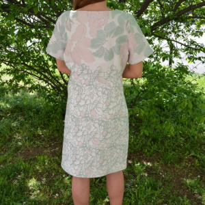 Rochie de birou cu croi clasic si imprimeu pe fond roz somon