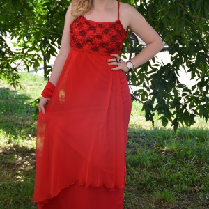 Rochie de culoare rosie, cu top decorat cu paiete