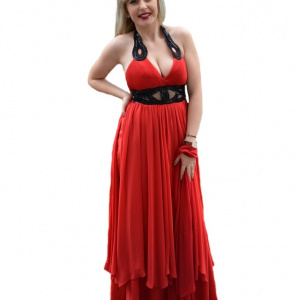 Rochie de gala moderna, in nuanta de rosu aprins, cu insertii negre
