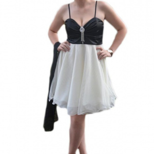Rochie de gala scurta, usor evazata, in nuante de alb cu negru
