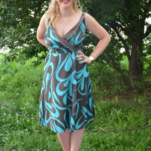 Rochie de vara cu bretele, culoare maro inchis cu design turcoaz