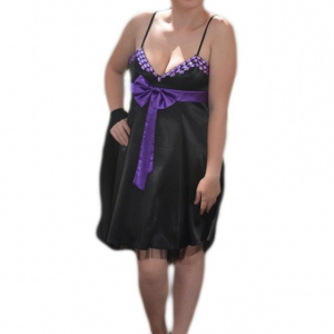 Rochie deosebita de seara, scurta si evazata, pe negru cu mov