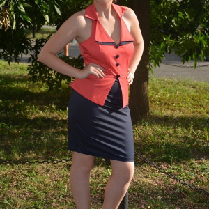 Rochie deosebita tip costumas, corai-bleumarin, model scurt