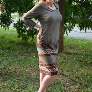 Rochie eleganta, cu flori in partea de jos, de culoare maro