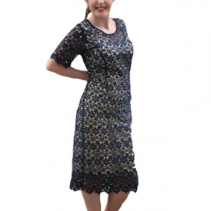 Rochie midi din dantela bleumarin asezata pe captuseala crem