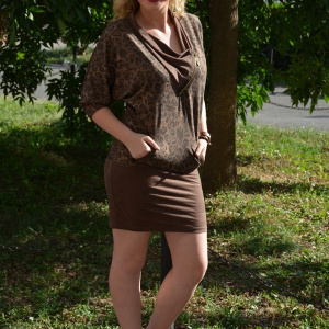 Rochie moderna, guler cazut, de culoare maro
