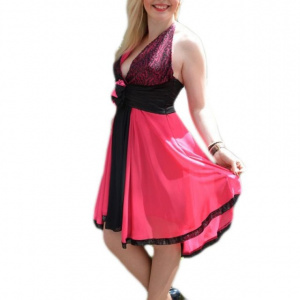 Rochie rafinata, de culorie rosu si roz, cu top imbracat in paiete