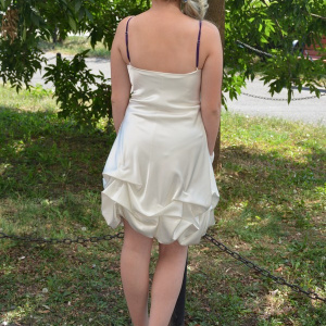 Rochie rafinata, din saten de culoare alba, scurta