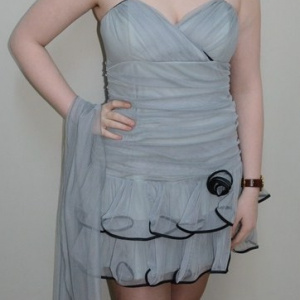 Rochie scurta de gala, nuanta de gri, voal rafinat, fermoar chic