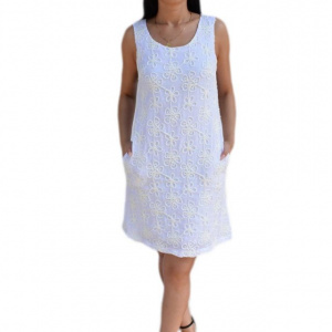 Rochie trendy cu croi lejer, design floral, realist, pe fond alb