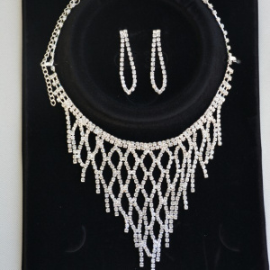 Set elegant de bijuterii cu strasuri mici in fond argintiu, auriu
