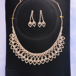 Set elegant de bijuterii cu strasuri mici in fond argintiu, auriu