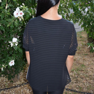 Bluza casual-elegant cu design de flori si dungi pe fond negru