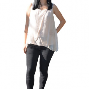 Bluza de culoare roz pudra, cu decolteu rotund cu fronseuri