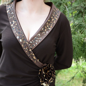 Bluza de ocazie, decolteu pronuntat, in nuante de maro
