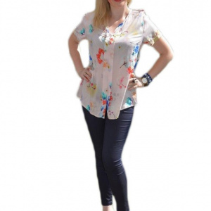 Bluza delicata de vara, de nuanta piersicii cu imprimeu multicolor