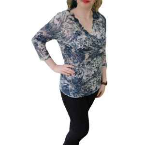 Bluza moderna, aspect brodat, usor transparenta, in nuanta de bleumarin