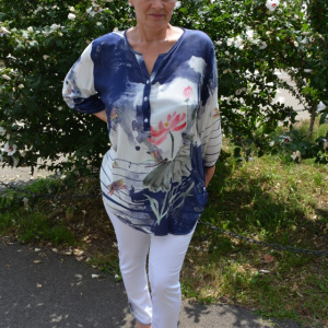 Bluza rafinata,design de nasturi, alba cu model floral