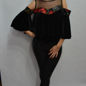Bluza tinereasca, moderna cu talie scurta, din catifea neagra
