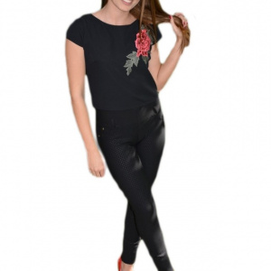 Bluza tinereasca scurta in talie, neagra cu design de floare rosie
