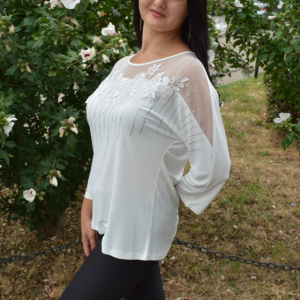 Bluza trendy cu maneca trei-sferturi si decolteu rotund, alba