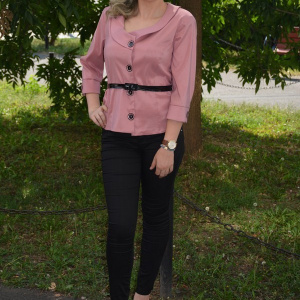 Bluze cu maneca trei-sferturi, plamanii, in talie cu o curea neagra